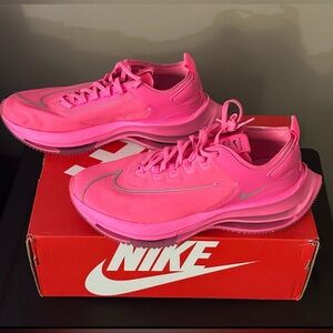 HOT PINK Women’s Nike Zoom Shoes in size 10
